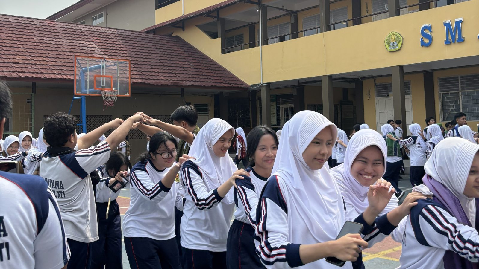 Senam & Permainan Rakyat Nusantara Hadir di SMA Hutama Bekasi